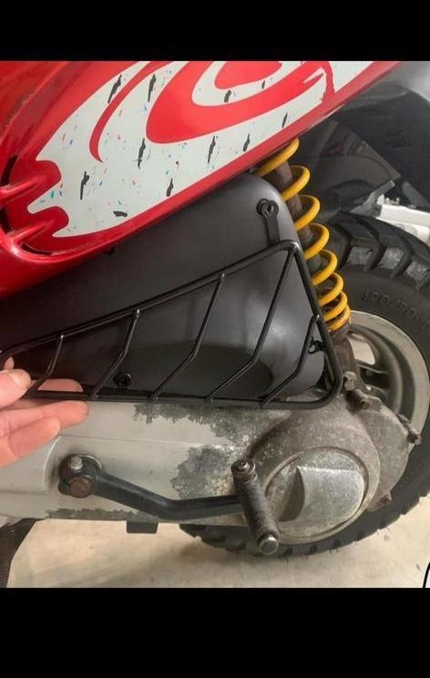 NOS Piaggio Typhoon NRG luchtfilter beugel zwart nieuw, Motoren, Tuning en Styling, Ophalen of Verzenden