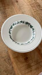 4 diepe borden, merk Wedgwood Strattford, Ophalen of Verzenden, Zo goed als nieuw, Bord(en), Wedgwood