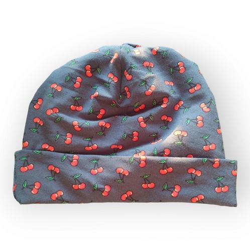 Donkerblauwe beanie rode kersjes ca 50/52 Nieuw handgemaakt, Kleding | Heren, Mutsen, Sjaals en Handschoenen, Nieuw, Muts, Overige maten