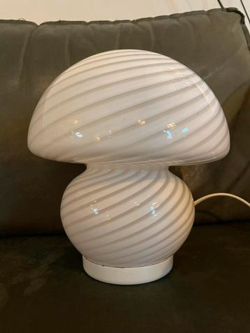 Vintage Murano witte paddenstoellamp met gedraaid patroon beschikbaar voor biedingen