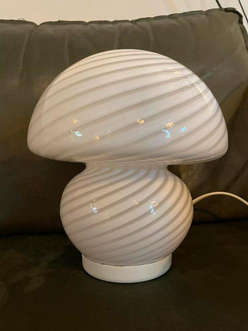 Vintage Murano witte paddenstoellamp met gedraaid patroon, Huis en Inrichting, Lampen | Tafellampen, Zo goed als nieuw, Minder dan 50 cm