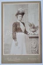 Kabinetfoto jonge vrouw staand met hoed Haarlem 1900's, Verzamelen, Gebruikt, Foto, Voor 1940, Verzenden