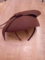 Dopje fascinator bruin merk Complit, goede staat, Kleding | Dames, Hoeden en Petten, Ophalen of Verzenden, Zo goed als nieuw, One size fits all