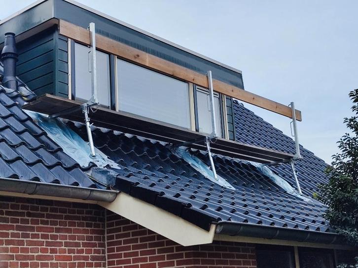 Te huur: Complete set dakschragen met leuning, Doe-het-zelf en Verbouw, Steigers, Zo goed als nieuw, Daksteiger, 5 meter of hoger