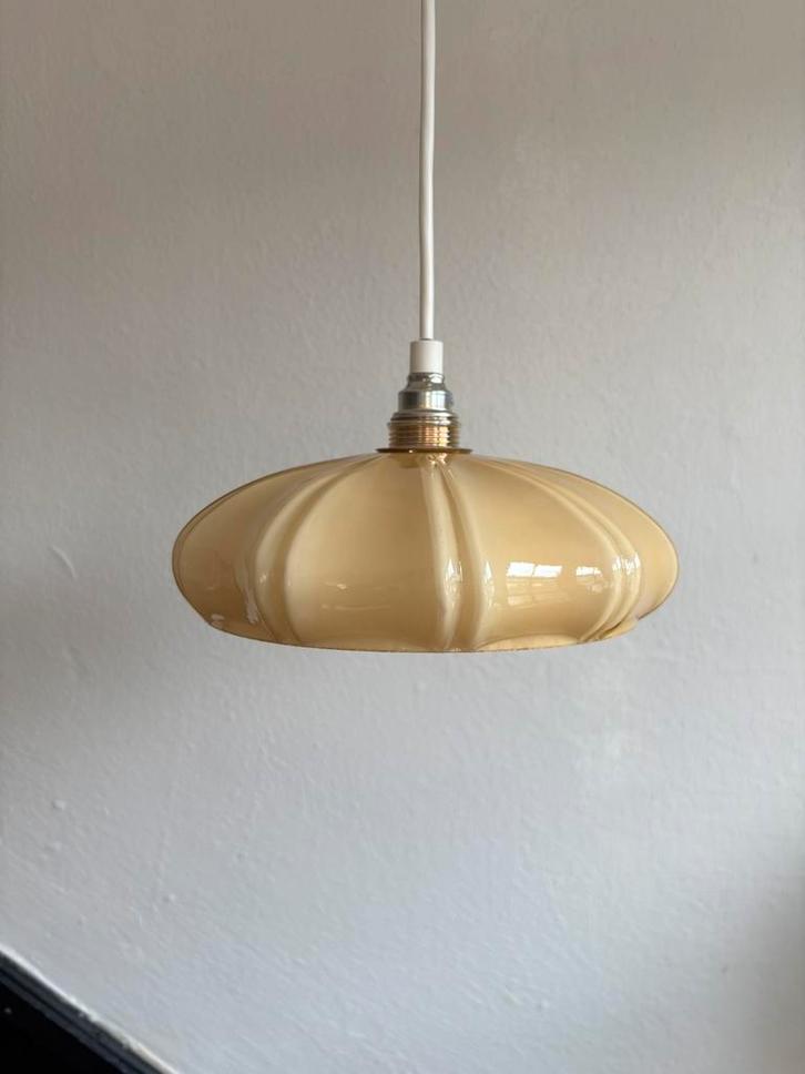 Vintage hanglamp melkglas geel glas glazen plooi lampenkap, Huis en Inrichting, Lampen | Hanglampen, Zo goed als nieuw, Minder dan 50 cm