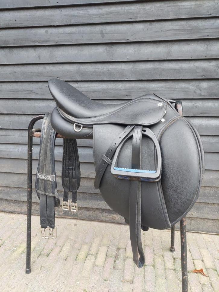 Veelzijdigheidszadel Norton 17'', Dieren en Toebehoren, Paarden en Pony's | Zadels, Zo goed als nieuw, Overige soorten, Ophalen