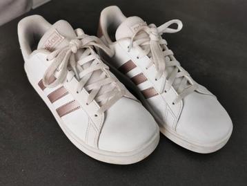 Leuke Adidas wit met Rosé accenten maat 36 beschikbaar voor biedingen