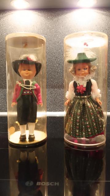 Vintage poppen in traditionele klederdracht beschikbaar voor biedingen