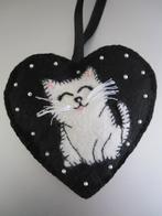 Hart hanger van zwart vilt met een witte kat 100% handgemaak, Nieuw, Versiering, Ophalen of Verzenden