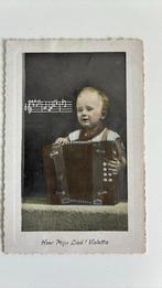 Kind speelt accordeon. Hoor mijn lied! Violetta, Ophalen of Verzenden, Muziek