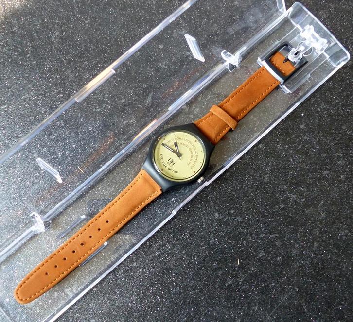 NH hotels horloge bruin suede bandje reclamehorloge, Verzamelen, Merken en Reclamevoorwerpen, Zo goed als nieuw, Gebruiksvoorwerp