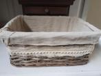Mandje met kanten randje, Huis en Inrichting, Woonaccessoires | Schalen en Manden, Ophalen, Gebruikt, Rond, Riet