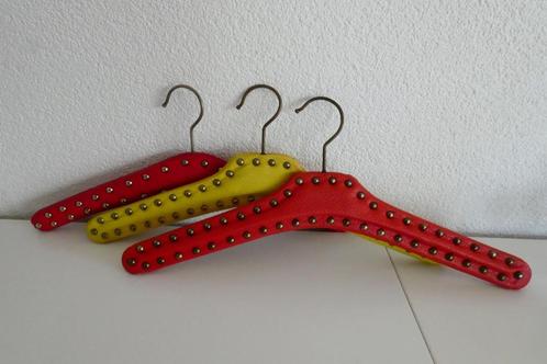 Drie vintage kledinghangers skai leer rood en geel met studs, Verzamelen, Retro, Huis en Inrichting, Ophalen of Verzenden