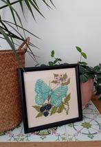 Vintage geborduurd schilderij blauwe vlinder, Minder dan 50 cm, Ophalen of Verzenden, Zo goed als nieuw, Schilderij