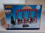 LEMAX VILLAGE PARK SWING BOATS MET KERSTMAN IN DE SCHOMMEL, Ophalen of Verzenden, Nieuw