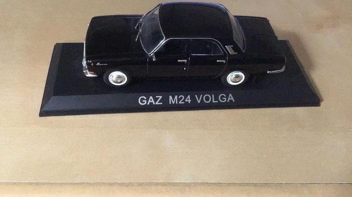 GAZ M 24 VOLGA USSR NOGAL BIJZONDER OP ORGINEEL PLATEAU, Hobby en Vrije tijd, Modelauto's | 1:43, Zo goed als nieuw, Ophalen of Verzenden