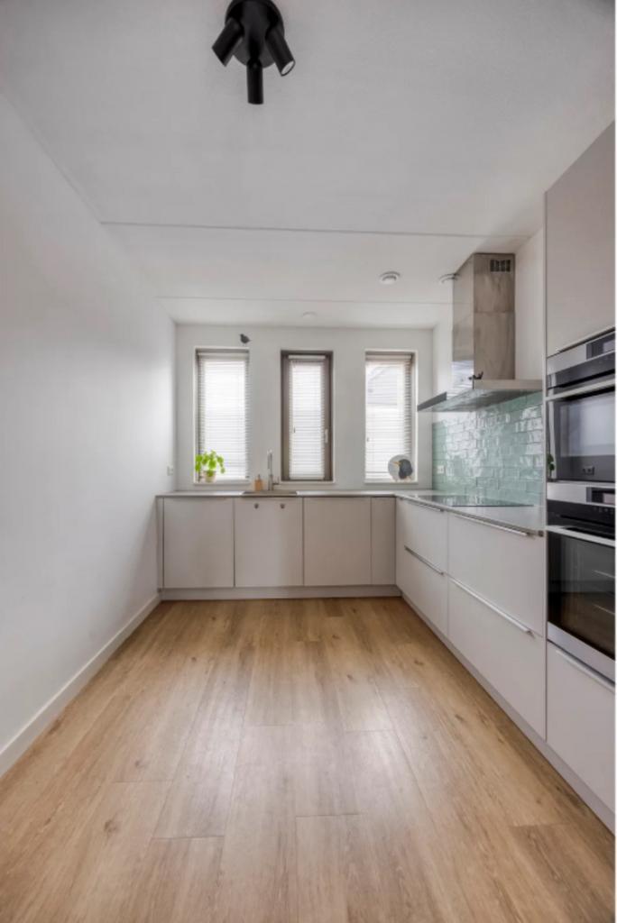 Moderne witte keuken in hoekopstelling incl. Quooker, Huis en Inrichting, Keuken | Complete keukens, Zo goed als nieuw, Wit, Ophalen