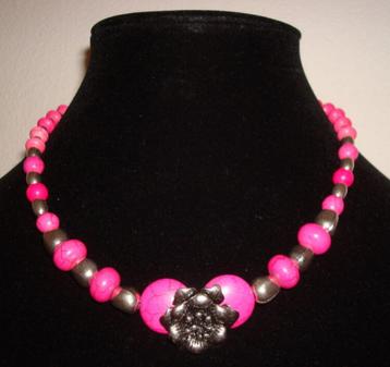 Ketting van pink natuursteen met bloem beschikbaar voor biedingen