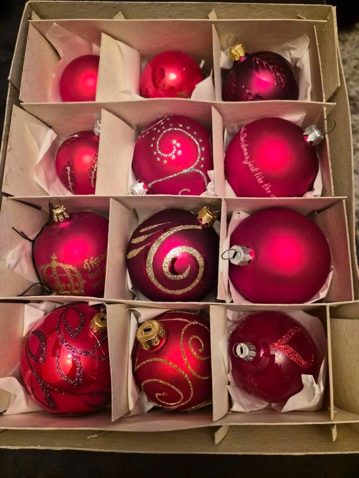 Klassiek rode kerstboom decoratie. Ballen, verlichting, piek, Diversen, Kerst, Nieuw, Ophalen