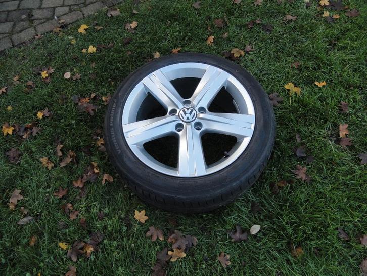 Volkswagen Golf alu velgen origineel met winterbanden 17inch, Auto-onderdelen, Banden en Velgen, Banden en Velgen, Winterbanden