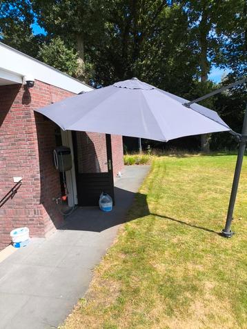 Grote Parasol met Hoes - Gebruikt, Goede Staat beschikbaar voor biedingen