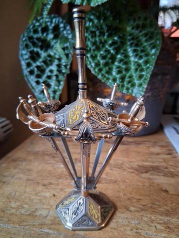 Vintage Toledo zwaarden cocktailprikkers.
Miniatuur zwaarden beschikbaar voor biedingen