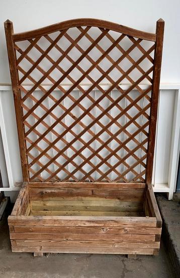 Houten plantenbak beschikbaar voor biedingen