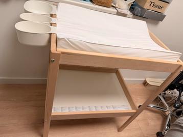 Commode met verschoonkussen en bakjes beschikbaar voor biedingen