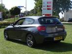 BMW 1-serie M135i Executive 320 pk - NL auto dealeronderhoud, Auto's, BMW, Euro 5, Stof, Gebruikt, Zwart