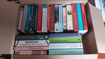 Doos met 25 boeken oa Nora Roberts Khaled Hosseini