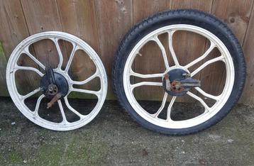 Vespa achter sterwielen.  beschikbaar voor biedingen