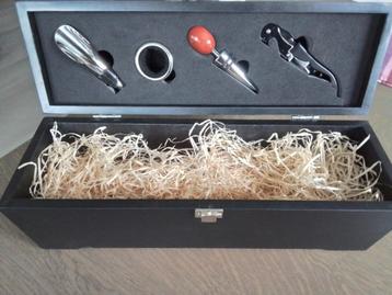 KISTJE MET WINE TOOLS - ZONDER WIJN - NIEUW beschikbaar voor biedingen