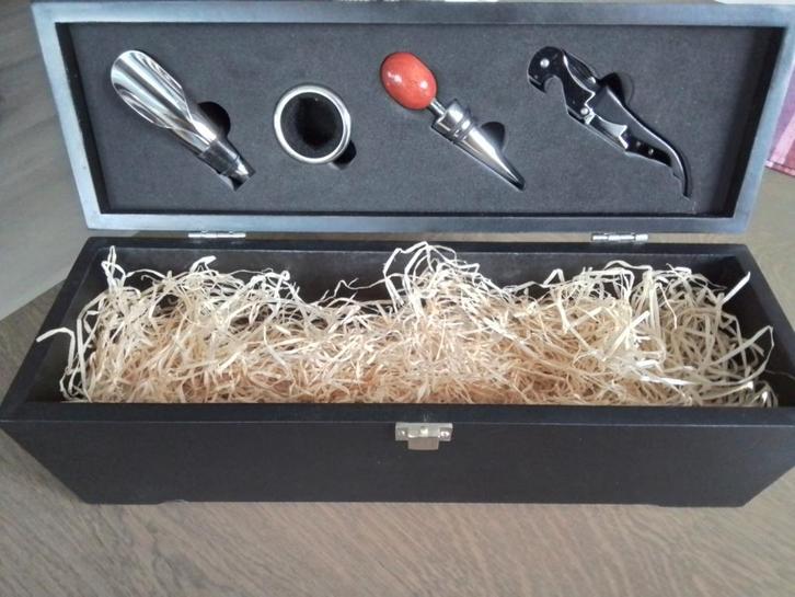 KISTJE MET WINE TOOLS - ZONDER WIJN - NIEUW, Verzamelen, Overige Verzamelen, Nieuw, Ophalen of Verzenden