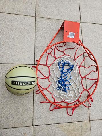 Basketbalring Met net en een kleine basketbal beschikbaar voor biedingen