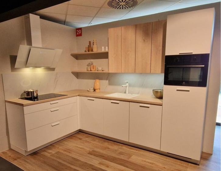 Showroomkeuken Alpin wit / Eiken montreal, Huis en Inrichting, Keuken | Complete keukens, Nieuw, Hoekkeuken, Wit, Kunststof, Ophalen