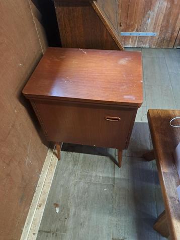 kastje voor naaimachine te koop.  5.00 beschikbaar voor biedingen