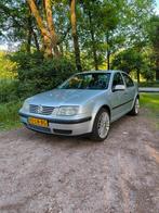 Volkswagen Bora 1.6 77KW 2003 Grijs, Stof, 4 cilinders, 1200 kg, Handgeschakeld