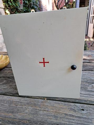 Vintage EHBO-kastje met rood kruis beschikbaar voor biedingen