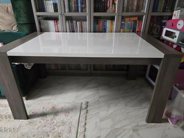 Eettafel zonder stoelen