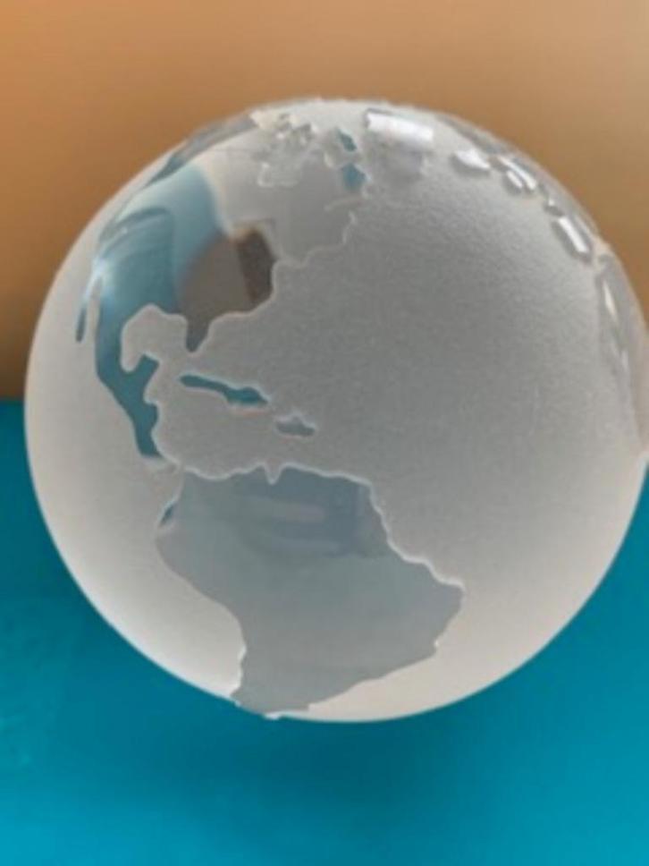 Presse-papier wereld bol massief kristal helder en melkglas, Antiek en Kunst, Antiek | Glas en Kristal, Ophalen of Verzenden