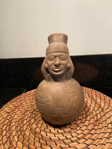 antiek primitief keramisch vaasje met beeltenis. beschikbaar voor biedingen