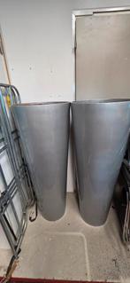 2 Grote grijze plantenbakken met steentjes, 75 tot 150 liter, Ophalen, Gebruikt, Kunststof