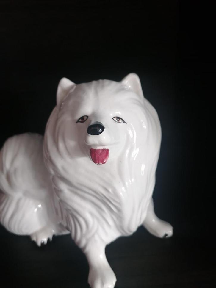 Italiaans porseleinen beeldje van een keeshondje izgst, Antiek en Kunst, Antiek | Porselein, Ophalen of Verzenden