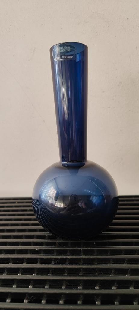 Midcentury Nuutajärvi Fins inktblauw glazen vaas, 20 cm, Huis en Inrichting, Woonaccessoires | Vazen, Zo goed als nieuw, Blauw