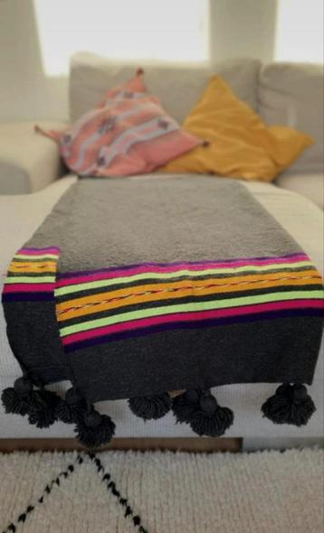 Grijze pompom plaid handgemaakt in Marokko beschikbaar voor biedingen