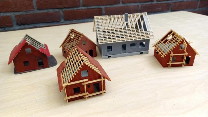 5 huizen in aanbouw, Hobby en Vrije tijd, Modeltreinen | H0, Gebruikt, Brug, Tunnel of Gebouw, Overige merken, Ophalen of Verzenden