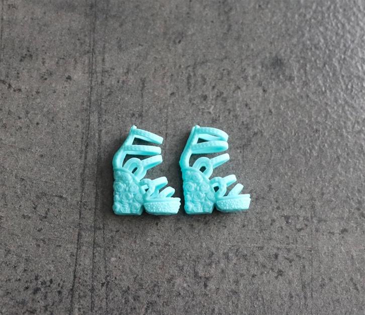 Barbie kleding nieuw - Hoge hakken schoenen roosjes blauw, Kinderen en Baby's, Speelgoed | Poppen, Nieuw, Barbie, Ophalen of Verzenden