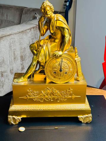 Bronzen klok met man beschikbaar voor biedingen