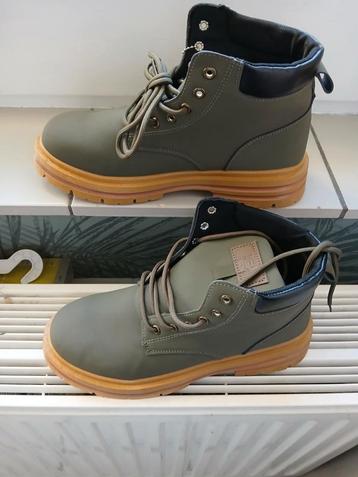 Te koop robuuste heren schoenen 25 euro  beschikbaar voor biedingen