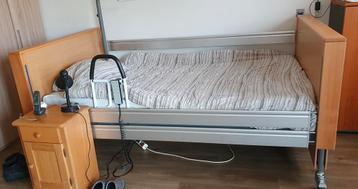 Hoog laag bed elec.verstelb.120 cm breed,papegaai,matras beschikbaar voor biedingen